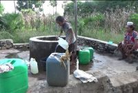 Pengungsi Waimatan sedang mengambil air dari sumur (foto: istimewa)