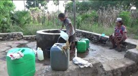 Pengungsi Waimatan sedang mengambil air dari sumur (foto: istimewa)
