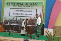 Kepala SMPK Frater Maumere Frater Herman Yoseph memukul gong saat acara pembukaan Festas Spater Mof, Sabtu (10/4) 