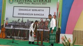Kepala SMPK Frater Maumere Frater Herman Yoseph memukul gong saat acara pembukaan Festas Spater Mof, Sabtu (10/4) 