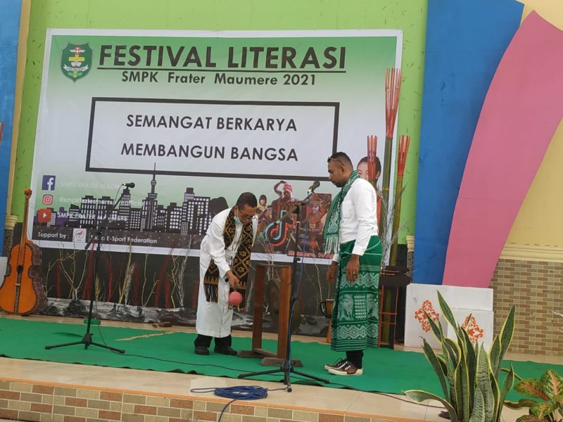 Kepala SMPK Frater Maumere Frater Herman Yoseph memukul gong saat acara pembukaan Festas Spater Mof, Sabtu (10/4) 