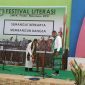Kepala SMPK Frater Maumere Frater Herman Yoseph memukul gong saat acara pembukaan Festas Spater Mof, Sabtu (10/4) 