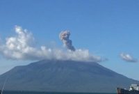Gunung Ile Lewotolok erupsi dan mengeluarkan abu vulkanik, Kamis (15/4) petang (foto: istimewa)