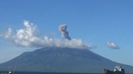 Gunung Ile Lewotolok erupsi dan mengeluarkan abu vulkanik, Kamis (15/4) petang (foto: istimewa)