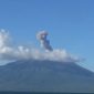 Gunung Ile Lewotolok erupsi dan mengeluarkan abu vulkanik, Kamis (15/4) petang (foto: istimewa)