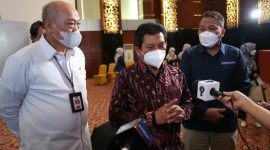 Dirut BPJS Kesehatan Ali Ghufron Mukti (tengah) dalam acara Kick Off Pengelolaan Program JKN yang Transparan dan Akuntabel Melalui Penguatan Kapabilitas Verifikator, Kamis (22/4) (foto: istimewa)