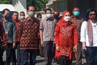 Direktur Informasi dan Komunikasi Perekonomian dan Maritim Septriana Tangkary (baju merah) mendampingi Staf Khusus Menkominfo Philip Gobang di Maumere, Sabtu (1/5)