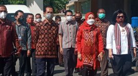 Direktur Informasi dan Komunikasi Perekonomian dan Maritim Septriana Tangkary (baju merah) mendampingi Staf Khusus Menkominfo Philip Gobang di Maumere, Sabtu (1/5)