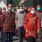 Direktur Informasi dan Komunikasi Perekonomian dan Maritim Septriana Tangkary (baju merah) mendampingi Staf Khusus Menkominfo Philip Gobang di Maumere, Sabtu (1/5)