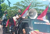 Gerardus Gili sedang berorasi di depan Kantor Kantor Kementerian Agama Sikka, Senin (3/5)