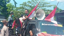 Gerardus Gili sedang berorasi di depan Kantor Kantor Kementerian Agama Sikka, Senin (3/5)