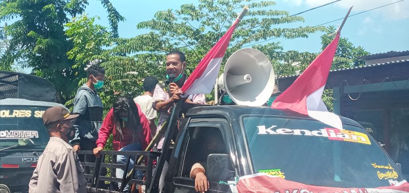 Gerardus Gili sedang berorasi di depan Kantor Kantor Kementerian Agama Sikka, Senin (3/5)