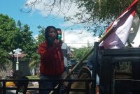 Seorang orator mengecam DPRD Sikka yang tidak merepons kasus pindah agama, Senin (3/5) 