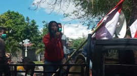 Seorang orator mengecam DPRD Sikka yang tidak merepons kasus pindah agama, Senin (3/5) 