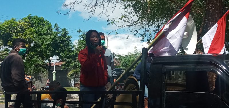 Seorang orator mengecam DPRD Sikka yang tidak merepons kasus pindah agama, Senin (3/5) 