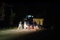 Dump truk maut berwarna kuning, terperosok keluar jalur di Woloara setelah sebelumnya  melakukan aksi brutal, Rabu (5/5) malam (foto: istimewa)
