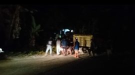 Dump truk maut berwarna kuning, terperosok keluar jalur di Woloara setelah sebelumnya  melakukan aksi brutal, Rabu (5/5) malam (foto: istimewa)
