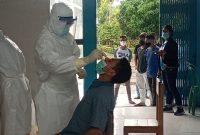 Seorang pelajar Seminari BSB menjalani rapid antigen ketiga, Sabtu (8/5)