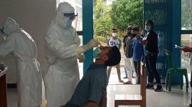 Seorang pelajar Seminari BSB menjalani rapid antigen ketiga, Sabtu (8/5)