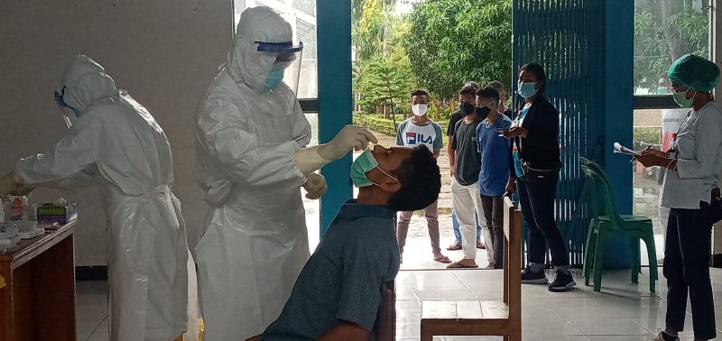 Seorang pelajar Seminari BSB menjalani rapid antigen ketiga, Sabtu (8/5)