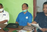 Ketua Partai Nasdem Romanus Woga didampingi Sekretaris Ofridus Krispinianus dan seorang pengurus Partai Nasdem Siflan Angi, saat konperensi pers tentang pinjaman daerah, Senin (17/5)