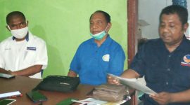 Ketua Partai Nasdem Romanus Woga didampingi Sekretaris Ofridus Krispinianus dan seorang pengurus Partai Nasdem Siflan Angi, saat konperensi pers tentang pinjaman daerah, Senin (17/5)