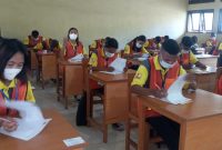 Pelajar SMK Negeri 1 Maumere Jurusan Konstruksi Gedung Sanitasi dan Perawatan (KGSP) sedang mengikuti Uji Sertifikasi secara tertulis, Jumat (21/5) 