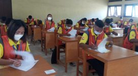 Pelajar SMK Negeri 1 Maumere Jurusan Konstruksi Gedung Sanitasi dan Perawatan (KGSP) sedang mengikuti Uji Sertifikasi secara tertulis, Jumat (21/5) 