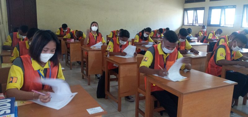 Pelajar SMK Negeri 1 Maumere Jurusan Konstruksi Gedung Sanitasi dan Perawatan (KGSP) sedang mengikuti Uji Sertifikasi secara tertulis, Jumat (21/5) 