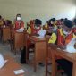 Pelajar SMK Negeri 1 Maumere Jurusan Konstruksi Gedung Sanitasi dan Perawatan (KGSP) sedang mengikuti Uji Sertifikasi secara tertulis, Jumat (21/5) 