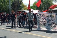 Aksi unjuk rasa damai PMKRI Maumere, Jumat (21/5)
