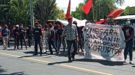 Aksi unjuk rasa damai PMKRI Maumere, Jumat (21/5)
