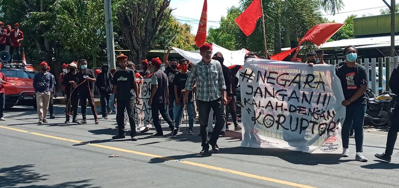 Aksi unjuk rasa damai PMKRI Maumere, Jumat (21/5)
