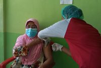 Petugas medis di Puskesmas Kopeta sedang menyuntik vaksin sinovac kepada seorang lansia, Sabtu (22/5)