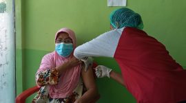 Petugas medis di Puskesmas Kopeta sedang menyuntik vaksin sinovac kepada seorang lansia, Sabtu (22/5)