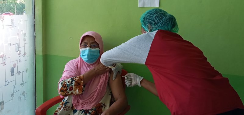 Petugas medis di Puskesmas Kopeta sedang menyuntik vaksin sinovac kepada seorang lansia, Sabtu (22/5)