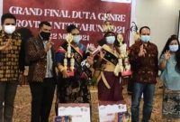 Maria Anthonia Gadi Djou pose bersama Kepala Perwakilan BKKBN Prop NTT Marianus Mau Kuru dan para juri Ajang Apresiasi dan Pemilihan Duta GenRe NTT Tahun 2021, Sabtu (22/5) (foto: istimewa)