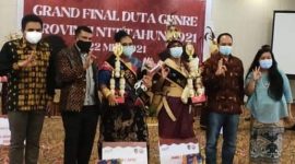 Maria Anthonia Gadi Djou pose bersama Kepala Perwakilan BKKBN Prop NTT Marianus Mau Kuru dan para juri Ajang Apresiasi dan Pemilihan Duta GenRe NTT Tahun 2021, Sabtu (22/5) (foto: istimewa)