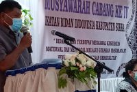 Ketua Komisi 3 DPRD Sikka Alfridus Melanus Aeng memberikan sambutan pada Muscab IV IBI Sikka, Senin (24/5), di Aula Heinrich