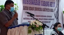 Ketua Komisi 3 DPRD Sikka Alfridus Melanus Aeng memberikan sambutan pada Muscab IV IBI Sikka, Senin (24/5), di Aula Heinrich