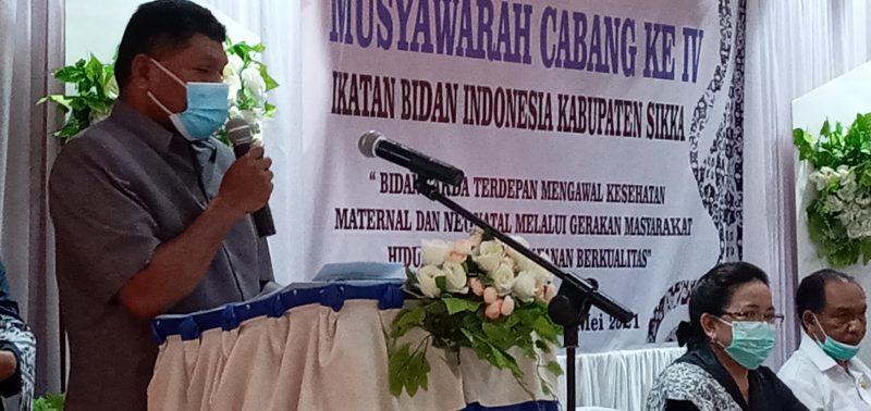 Ketua Komisi 3 DPRD Sikka Alfridus Melanus Aeng memberikan sambutan pada Muscab IV IBI Sikka, Senin (24/5), di Aula Heinrich