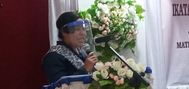 Martina Pali sedang memaparkan visi misi kepada peserta Muscab IV IBI Sikka, Senin (24/5), di Aula Heinrich