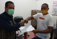 Kepala Dinas Kesehatan Sikka Petrus Herlemus menyerahkan dokumen hasil uji lab 