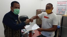 Kepala Dinas Kesehatan Sikka Petrus Herlemus menyerahkan dokumen hasil uji lab 