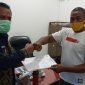 Kepala Dinas Kesehatan Sikka Petrus Herlemus menyerahkan dokumen hasil uji lab 