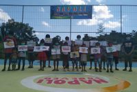 Peserta Lomba Hardiknas di Napoli,  memperlihatkan hasil karya mereka (foto: istimewa)