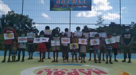 Peserta Lomba Hardiknas di Napoli,  memperlihatkan hasil karya mereka (foto: istimewa)