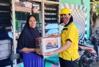 Perwakilan KBPP Sikka menyerahkan bantuan kepada Ibu Yusra, salah seorang warakawuri di Kabupaten Sikka, Kamis (6/5)