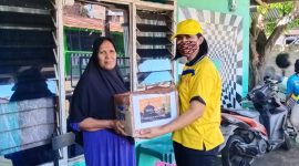 Perwakilan KBPP Sikka menyerahkan bantuan kepada Ibu Yusra, salah seorang warakawuri di Kabupaten Sikka, Kamis (6/5)