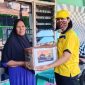 Perwakilan KBPP Sikka menyerahkan bantuan kepada Ibu Yusra, salah seorang warakawuri di Kabupaten Sikka, Kamis (6/5)